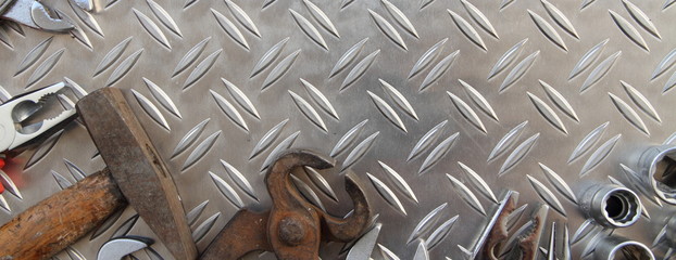 Werkzeug auf einer Werkbank aus Riffelblech 6