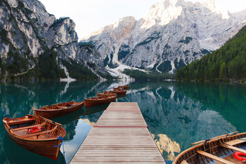 Prachtig landschap van het meer van Braies (Lago di Braies), romantische plek met houten brug en boten op het alpenmeer, Alpenbergen, Dolomieten, Italië, Europa