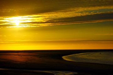 Fototapeta na wymiar coucher de soleil sur la baie de somme depuis le hourdel en picardie