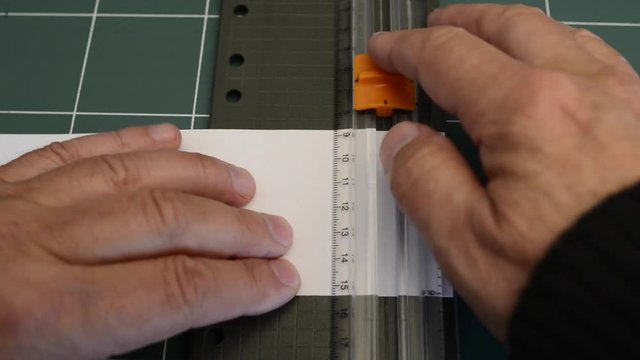 coupe d'&eacute;tiquettes au massicot