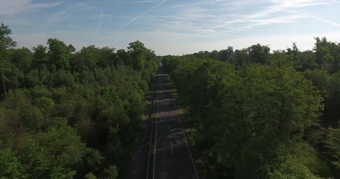 Drohne - Überflug Straßensperrung auf leere Landstraße - rückwärts