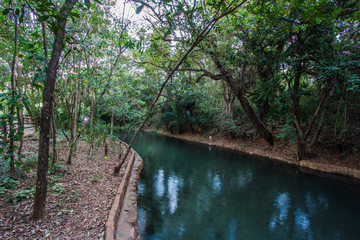 Um rio de águas termais na cidade de Rio Quente, no estado de Goiás, Brasil.