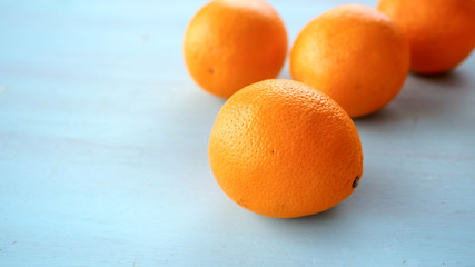 Pomarańcze leżące na błękitnym kuchennym blacie