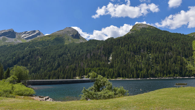 Fototapeta Bel panorama con vista lago e montagne con cielo azzurro
