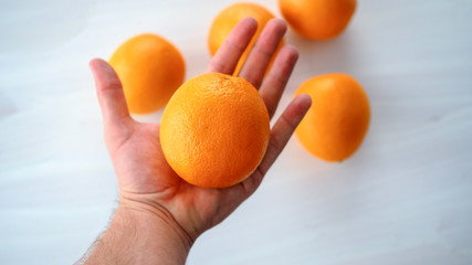 Pomarańcza trzymana w dłoni