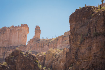 Fototapeta premium Arizona desert wilderness sheer rocky cliffs surround a man made lake in Arizona's wilderness area