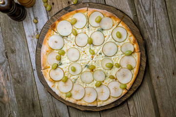 Pizza with pears and Gorgonzola cheese.