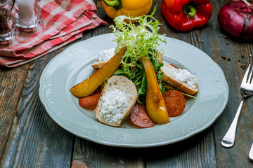 salad with pear and blue cheese