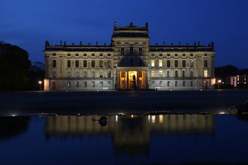 Fototapeta na wymiar Ludwigsluster Schloss bei Nacht