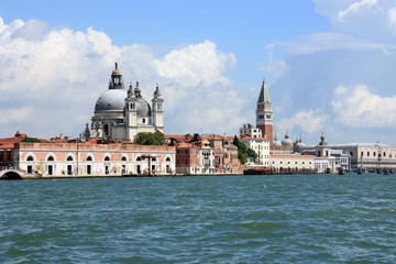 Fototapeta na wymiar Basilique Saint Marc vue de la lagune de Venise
