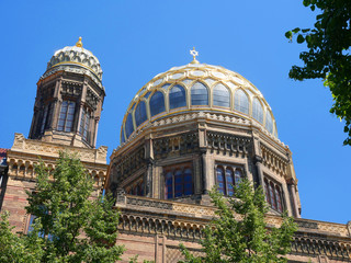 The new synagogue with its glittering, golden accented dome can be seen across Berlin shining in the Sunshine it&rsquo;simpressive dome  
