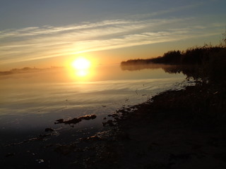 Fototapeta na wymiar Утро на реке осень туман солнце утка донки рыба