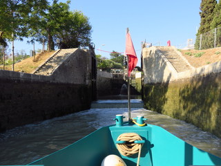 Canal du Midi, proue d’un bateau franchissant les écluses de Fonseranes à Béziers (France)