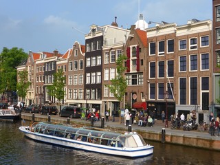 Amsterdam, promenade touristique en bateau mouche sur le canal de Prinsengracht (Pays-Bas)