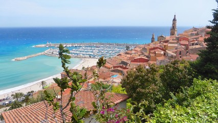Menton sur la côte d'azur, panorama sur la ville, le port et la mer Méditerranée (France)