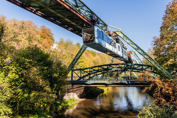 Wuppertaler Schwebebahn im Herbst  Nordrhein-Westfalen  Deutschland © majonit