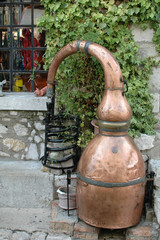 Fototapeta na wymiar Alambic, fabrication parfum, Provence, sud France