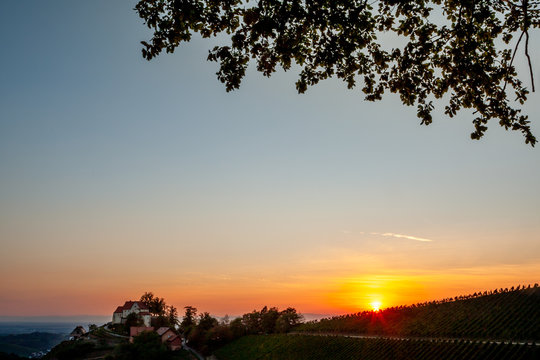 Sonnenuntergang mit Schloss Staufenberg in Durbach