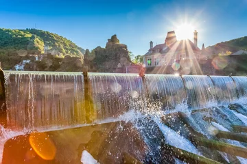 Crédence de cuisine en verre imprimé Barrage chute d'eau du barrage de la centrale hydroélectrique d'Ambialet sur le Tarn 