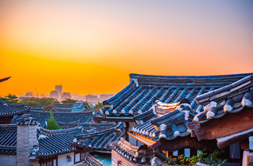 Fototapeta na wymiar twilight sky at bukchon hanok village at Seoul South Korea