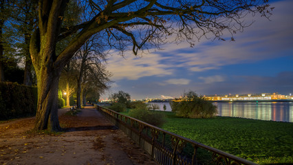 Elbuferweg am Baurs Park Hamburg Blankenese abends