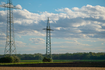 Strommasten und Wolken
