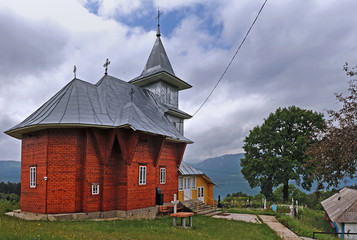 Fototapeta na wymiar Kirchlein am Bicaz See (Kreis Neamț) in Rumänien