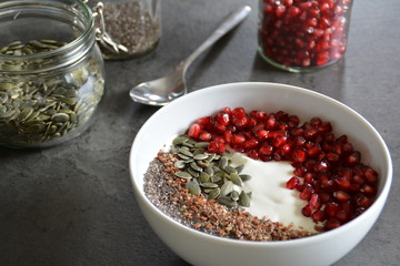 Gesundes Frühstück - Joghurt mit Granatapfelkernen und Chiasamen