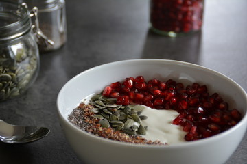 Gesundes Frühstück - Joghurt mit Granatapfelkernen und Chiasamen	