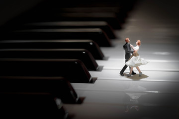 Tanzpaar auf einem Klavier