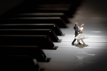 Tanzpaar auf einem Klavier