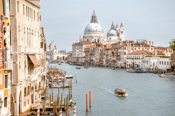 Naklejka premium Navegando. Gran Canal em Veneza. Barcos navegando em Veneza. Arquitetura milenar na Itália. Obras de arte., arte para quadros fineart, impressão de quadros em alta qualidade. 