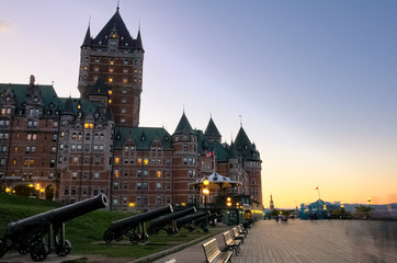 Fototapeta premium Chateau Frontenac o zmierzchu, miasto Quebec, Kanada