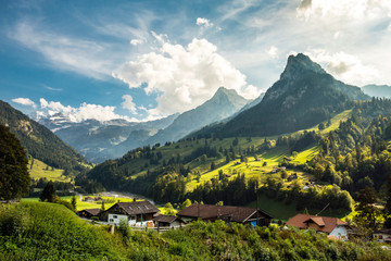 Kiental im Berner Oberland, Bergdorf, Landschaft und Berner Alpen, Schweiz