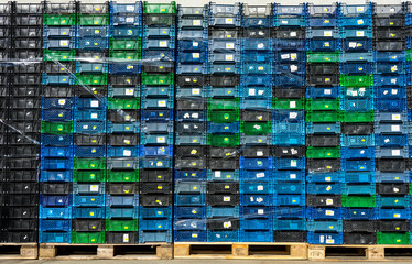 Muster: bunte Kisten auf Paletten