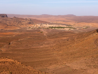 Fototapeta na wymiar Die Tafelberge, mesa, entlang des Draa Tals südlich vom Ouarzazate in Marokko.