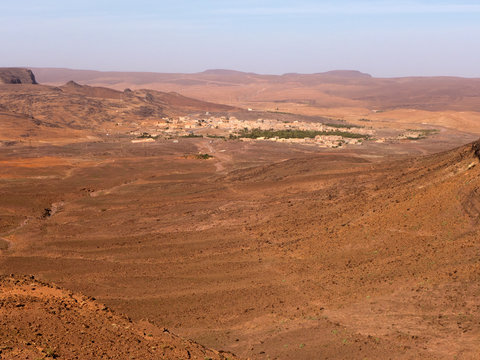 Die Tafelberge, mesa,  entlang des Draa Tals südlich vom Ouarzazate in Marokko.