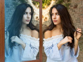 Ragazza riflessa alla finestra