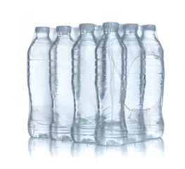 Photo sur Plexiglas Eau Bouteilles en plastique d& 39 eau dans un emballage emballé sur fond blanc
