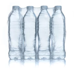 Schilderijen op glas Plastic flessenwater in verpakt pakket op witte achtergrond © showcake