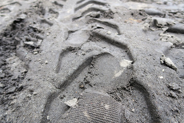 reifenspuren im sand tatort beweis rallye offroad © fotoak80