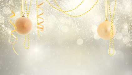 Naklejka premium Hanging golden christmas balls with garlands on silver bokeh background with copy space