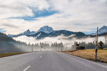 Straße in Richtung Berge, Alpen, Bayern, Deutschland