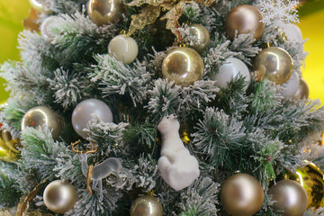 Obraz na płótnie Canvas Christmas tree decorated with balls and artificial frost