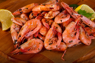 Boiled shrimps with lemon