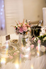 Pięknie przybrany i udekorowany stół weselny