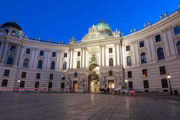Obraz premium Hofburg palace on St. Michael square (Michaelerplatz) at night, Vienna, Austria