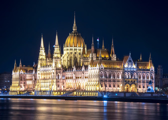 Naklejka premium Hungarian Parliament Building at night, Budapest, Hungary