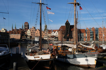 Polska, Gdańsk - widok na Motławę i Stare Miasto zza jachtów stojących na marinie