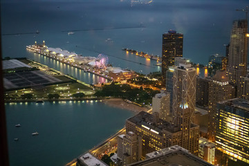Obraz premium Widok z lotu ptaka Chicago Navy Pier w półmroku